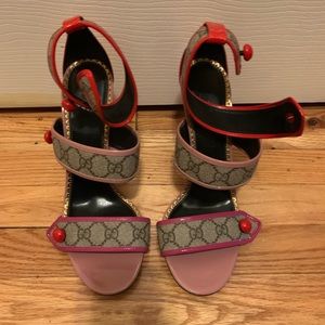 Gucci sandals in size 41